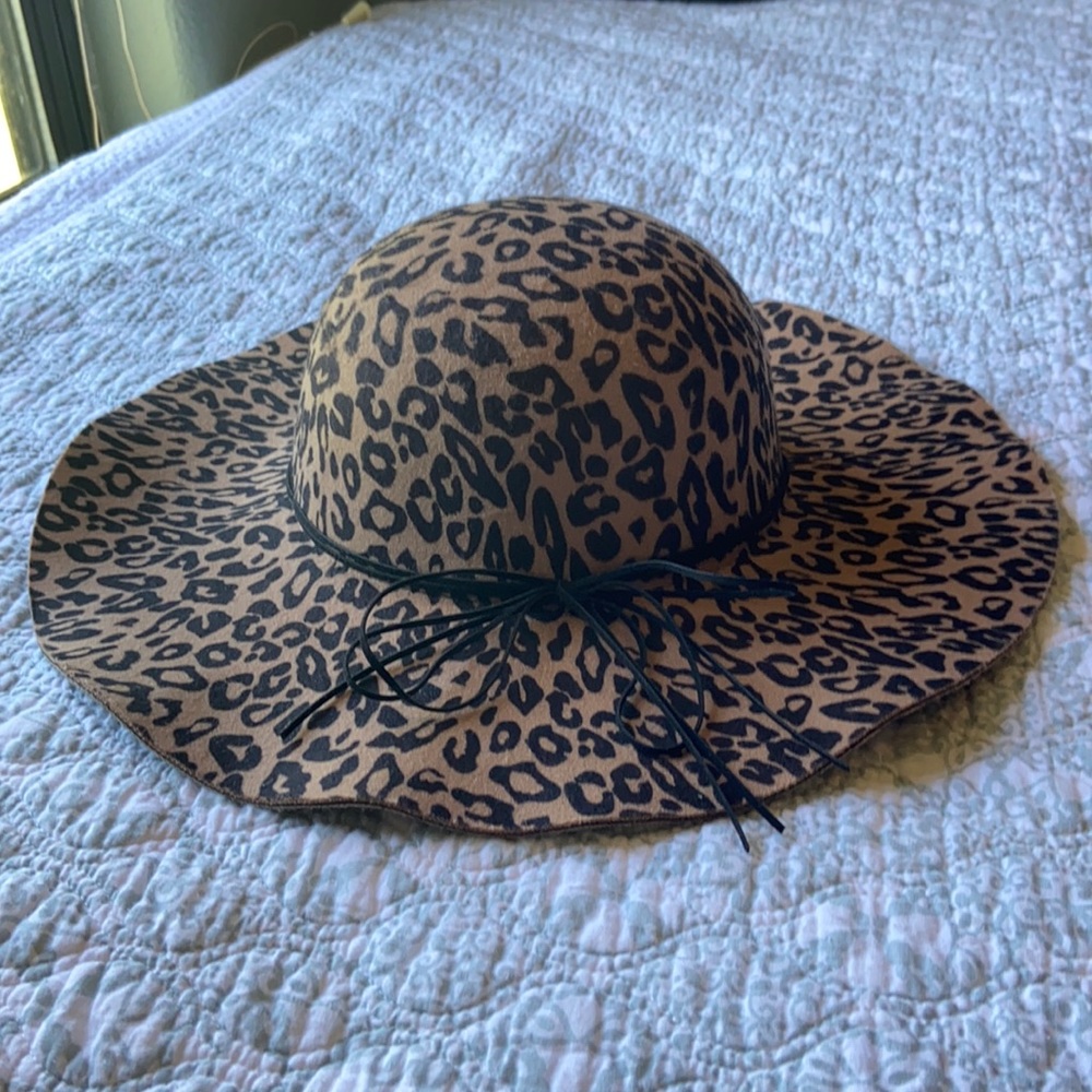 Leopard beach hat